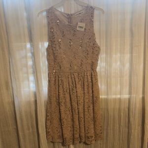 Beautiful lace dress! •new with tags•